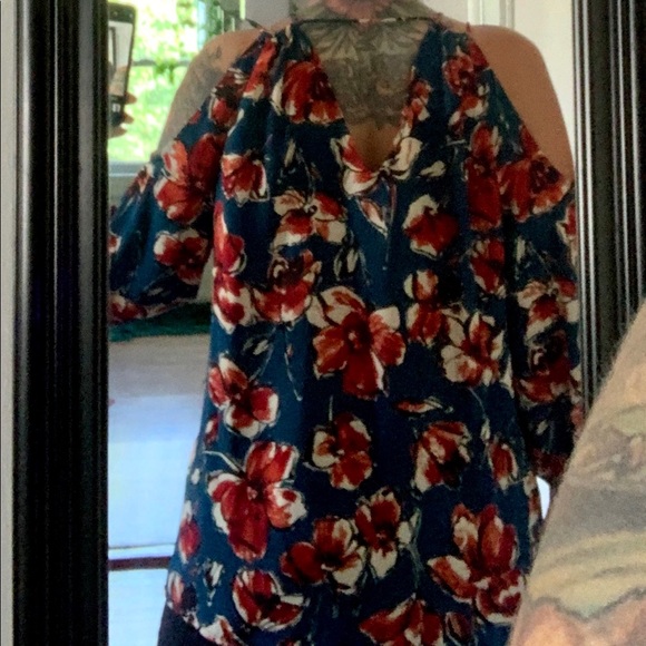 Floral strappy open shoulder shirt - Picture 4 of 10